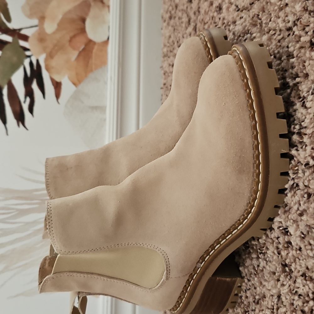 Bertuchi Cream Lug Sole Chelsea Boots, Suede, Euro Made, Sz. 38, US Women's 7.5 - Picture 2 of 6